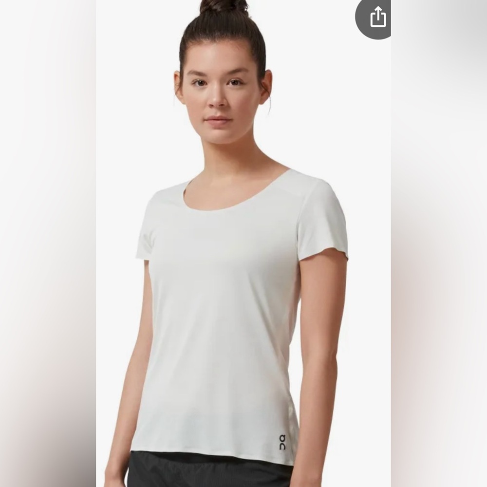 NWT On White Performance Tee M